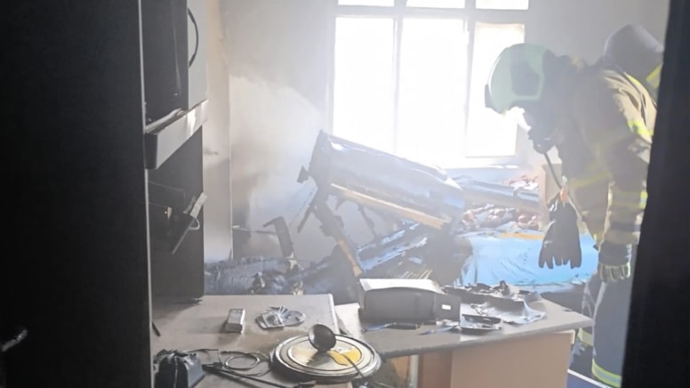 Balıkesir'de 3 katlı binada yangın