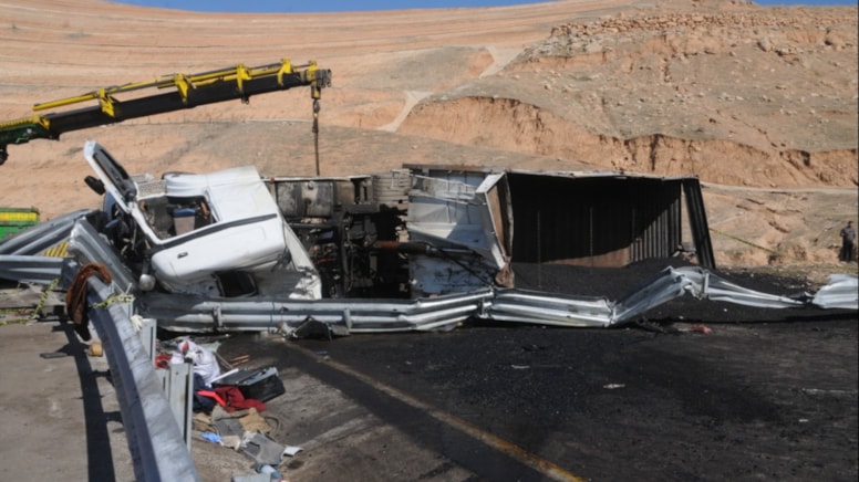 Şırnak'ta tır şarampole devrildi, sürücü hayatını kaybetti