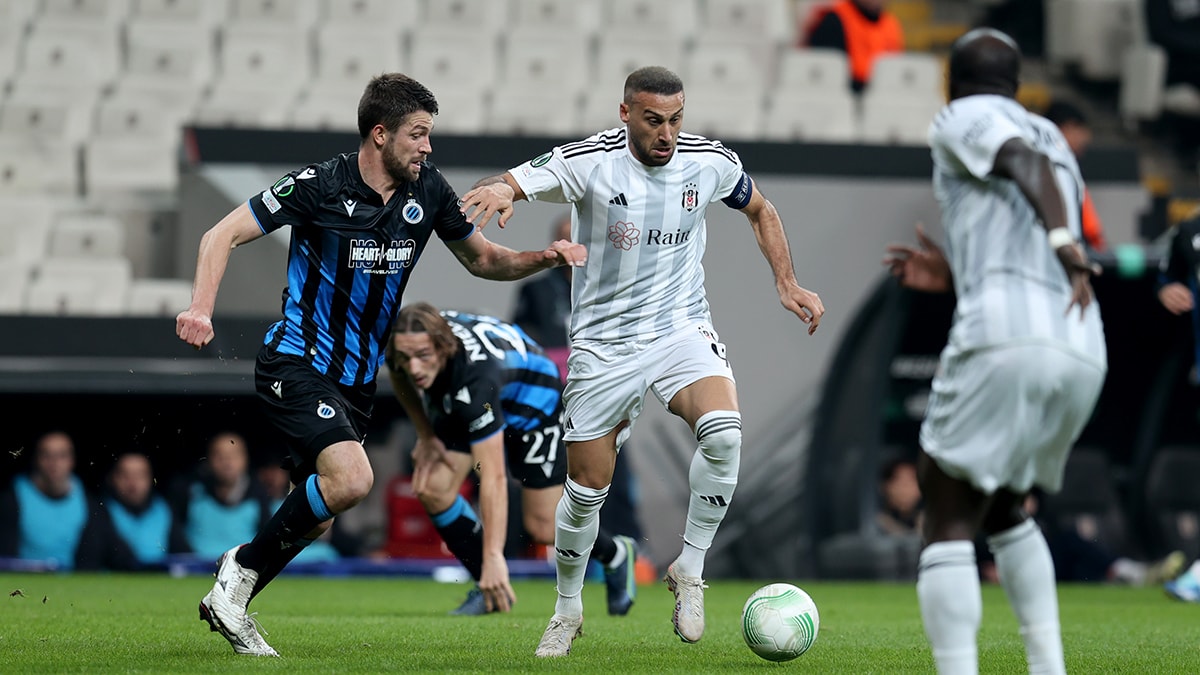 Beşiktaş taraftarlarından futbolculara protesto