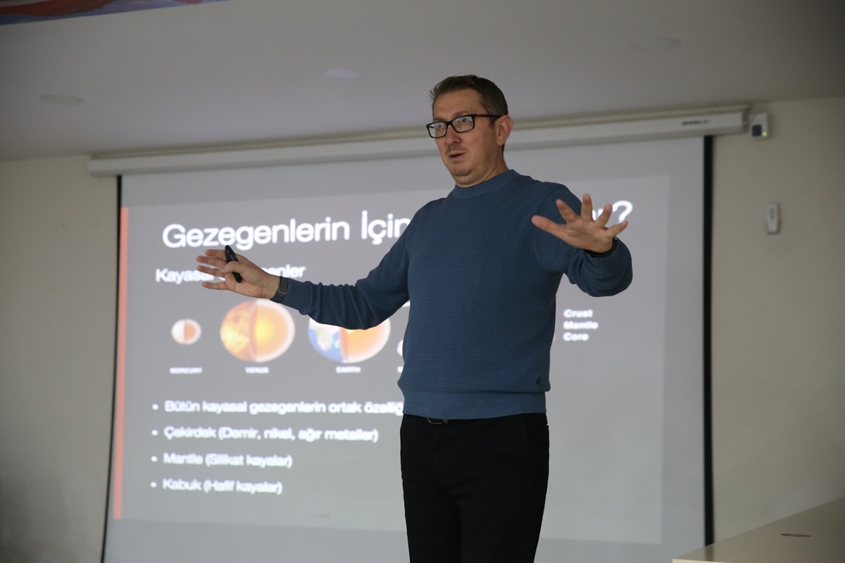 NASA'da görevli Türk astrofizikçi, Hakkarili öğrencilere uzayı anlattı