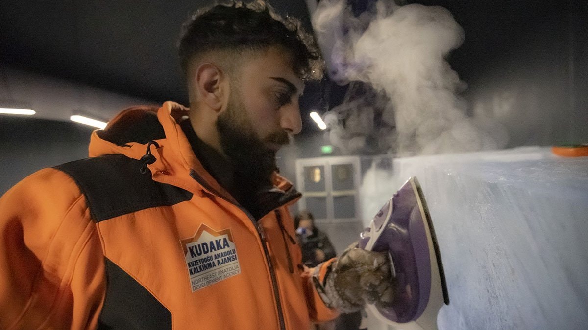 Dev buz kütleleri testere ve ütüyle sanat eserine dönüşüyor