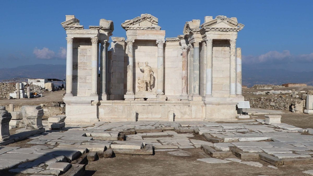 Laodikya'daki anıtsal çeşme yeniden ayağa kaldırıldı