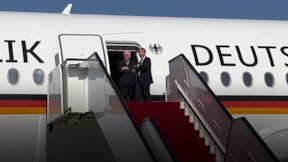 Almanya Cumhurbaşkanı, Katarlıların kendisini karşılamaması yüzünden uçağın kapısında böyle bekledi