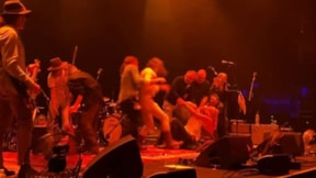 Rock konserinde grup üyeleri birbirine girdi: Yüzüne gitar fırlattı, küfretti