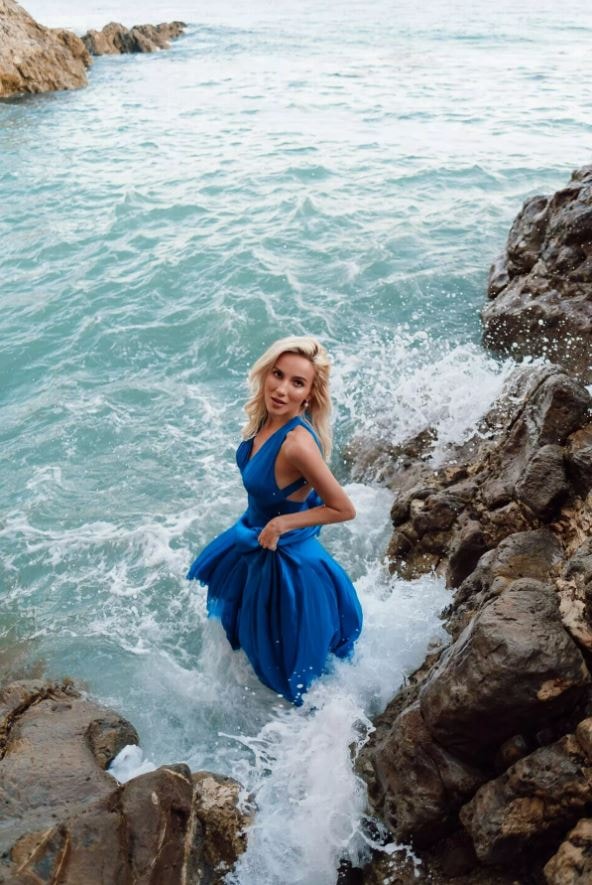 Çekim sırasında denizde kaybolan model panik yaşattı