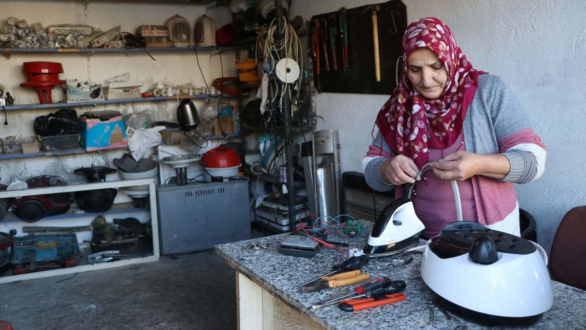 Kolunu kaybeden eşinin mesleğini devraldı
