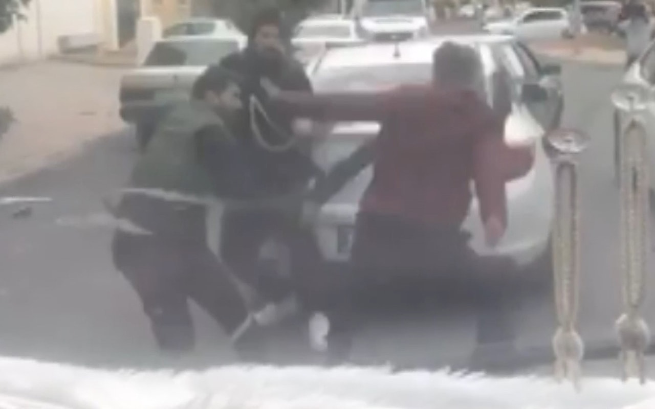 Kaza sonrası kırılan 'tampon' ile sürücüye saldırdı