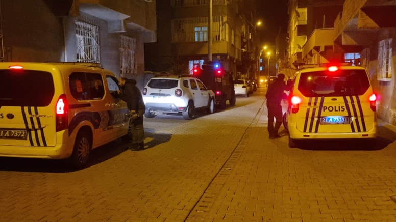 Diyarbakır'da iki aile taş, sopa ve bıçakla birbirine girdi