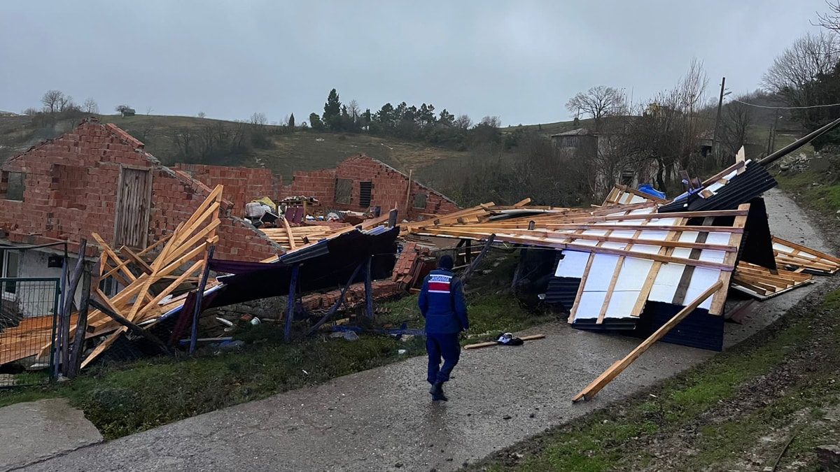 Bartın ve Zonguldak'ta fırtına: Çatılar uçtu