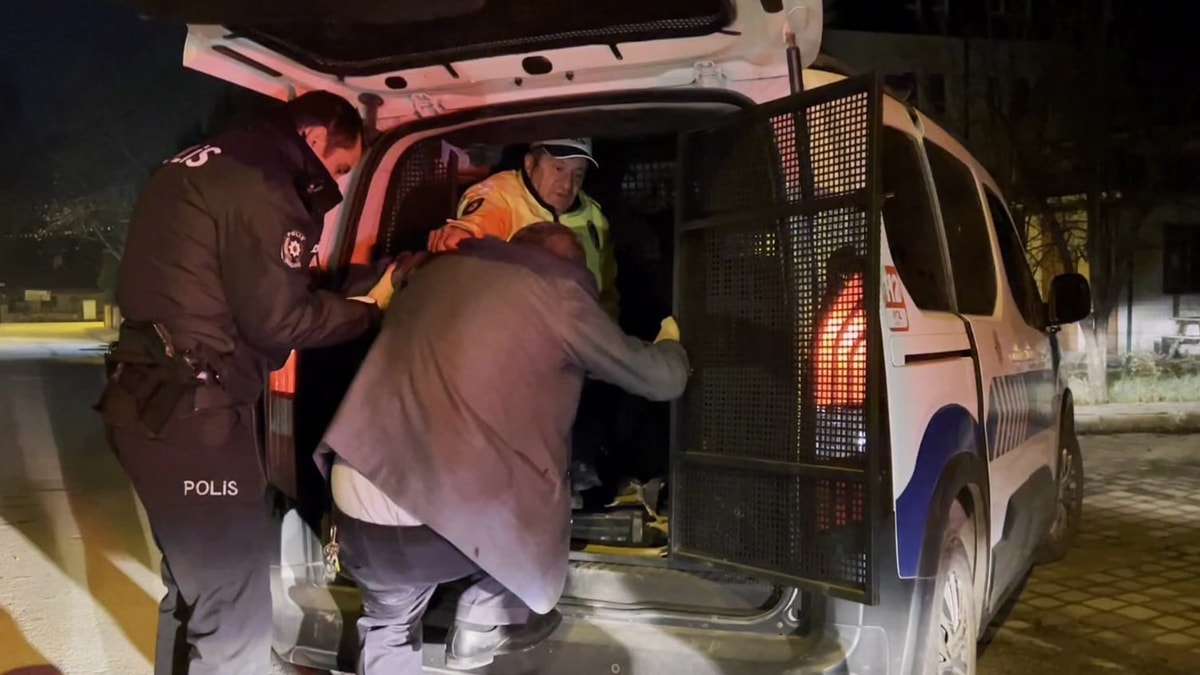 Bursa'da otomobille kaldırıma çıkan alkollü sürücü polislere zor anlar yaşattı