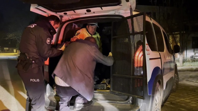 Bursa'da otomobille kaldırıma çıkan alkollü sürücü polislere zor anlar yaşattı
