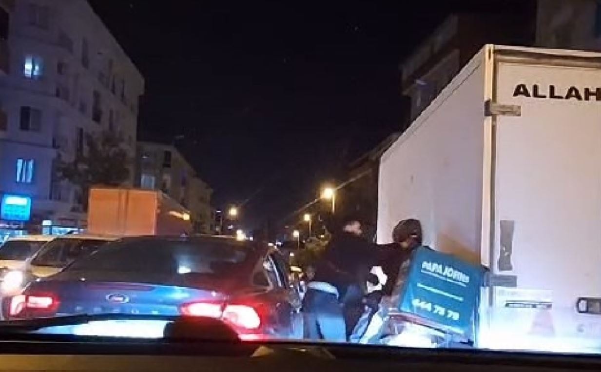 Trafik kavgasında kuryeye defalarca yumruk attı