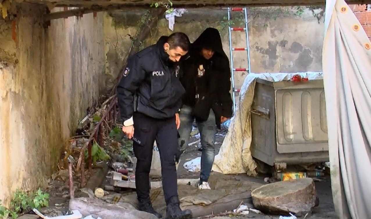 Öleli günler olmuş... Bina girişinde ceset bulundu