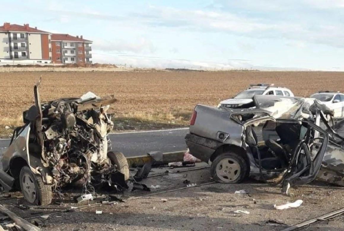 Tramvay yolunda direğe çarpıp parçalandı: 1 ölü