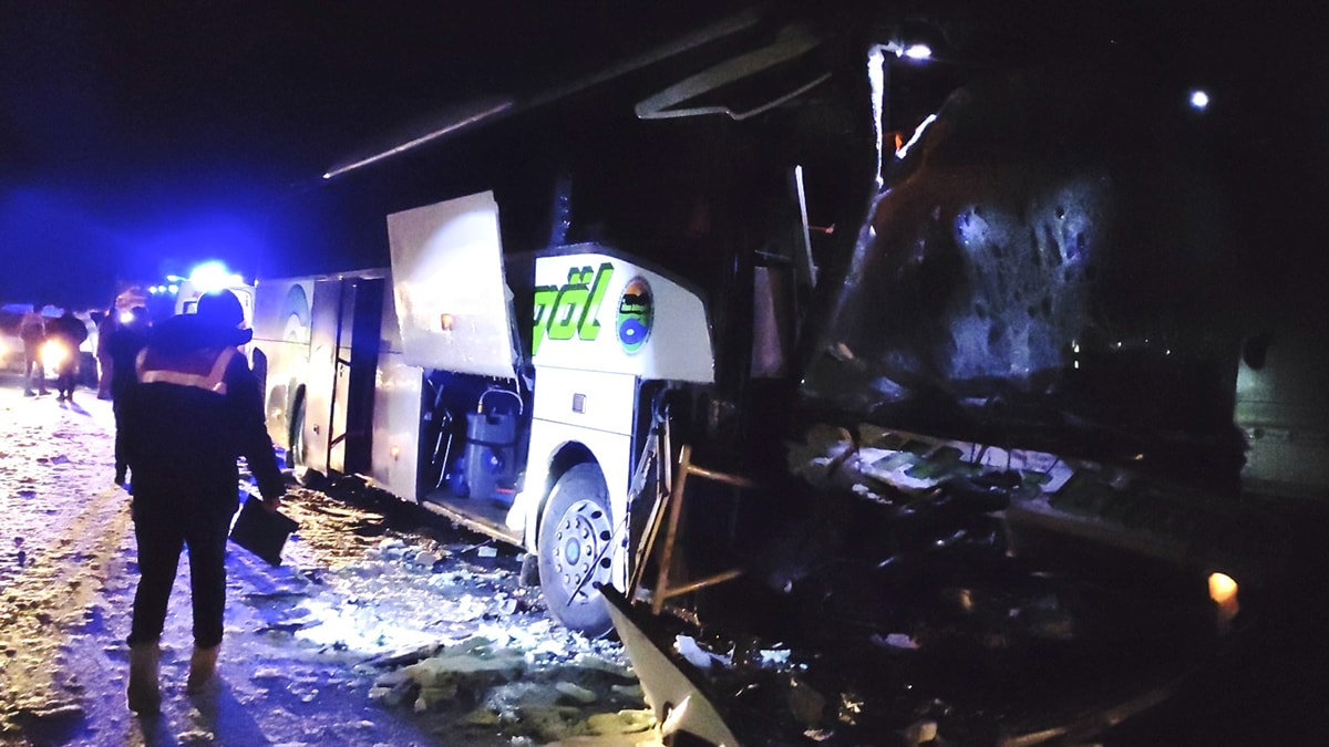 Bingöl'de yolcu otobüsü TIR’la çarpıştı: Çok sayıda yaralı var