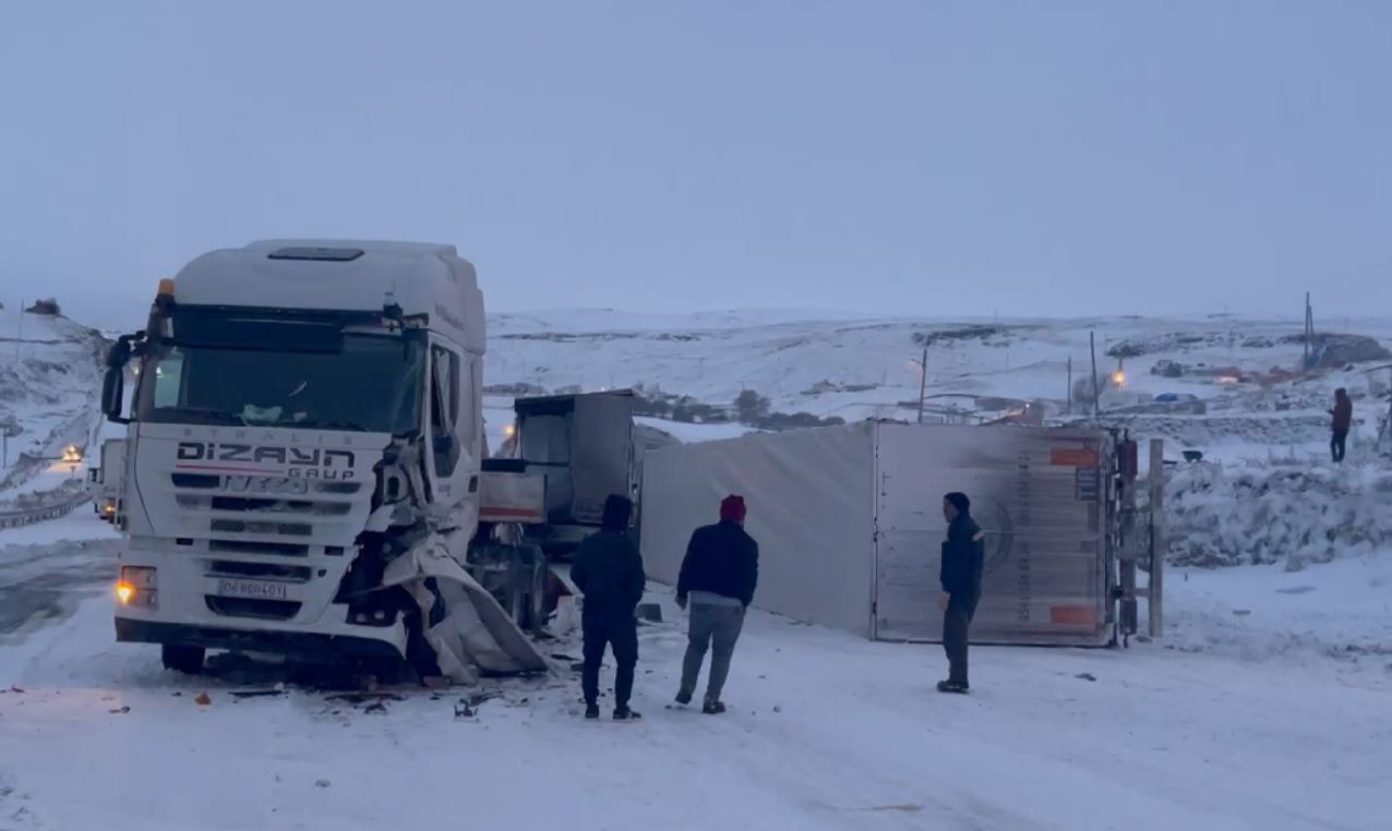 Tipi ve buzlanma nedeniyle 8 araç birbirine girdi