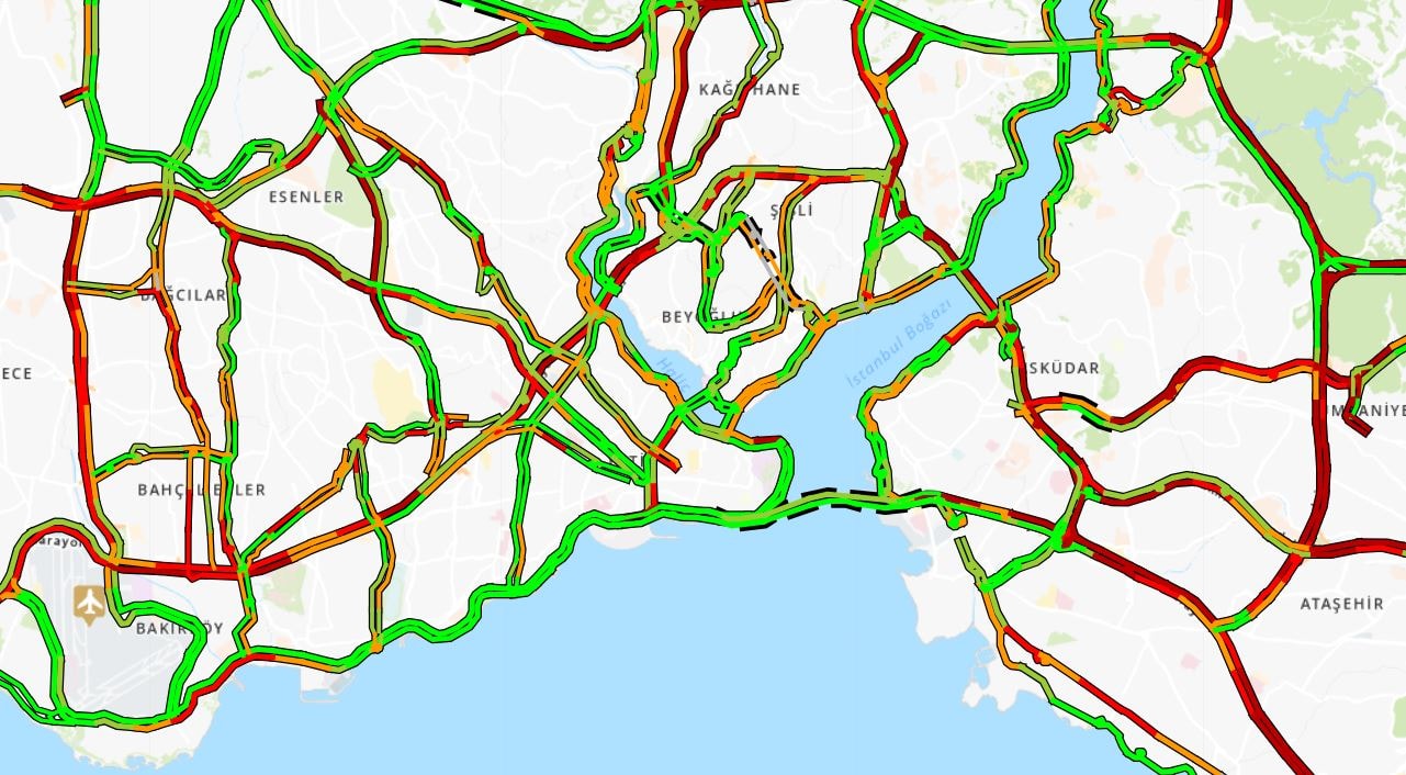 Yağış ve pazartesi birleşti, İstanbul'da trafik kilitlendi