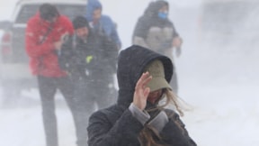 Fırtına ve kar birleşti, Erzurum'da göz gözü görmedi