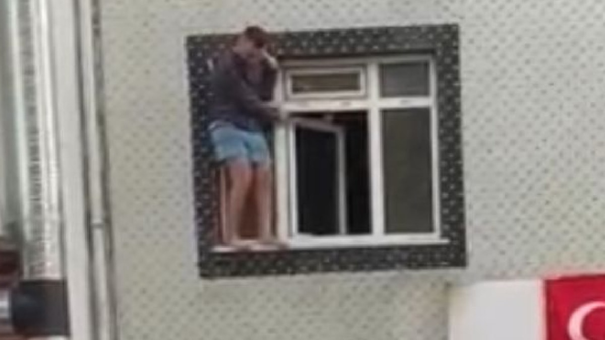 Pencereye çıktı 'gasp ediliyorum' diye bağırdı