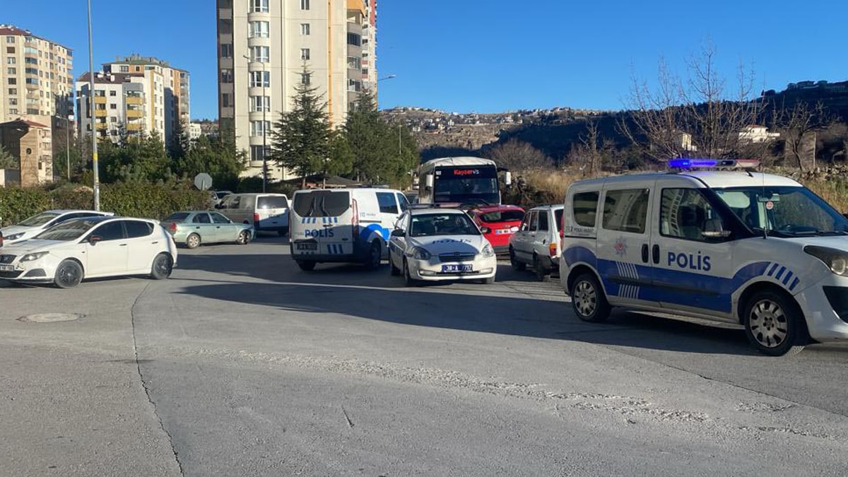 Trafikte karşılaştığı husumetlisini aracından inip vurdu