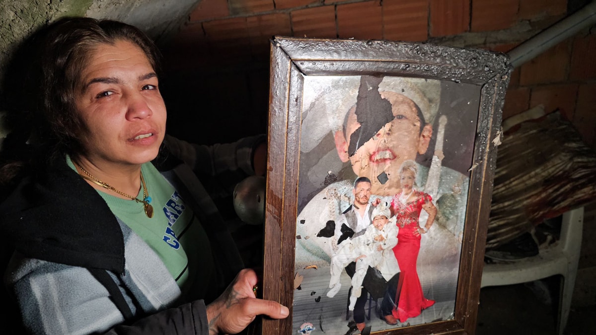 Yanan evlerinde, 3'ünü de SMA'dan kaybettikleri çocuklarının fotoğraflarını aradılar