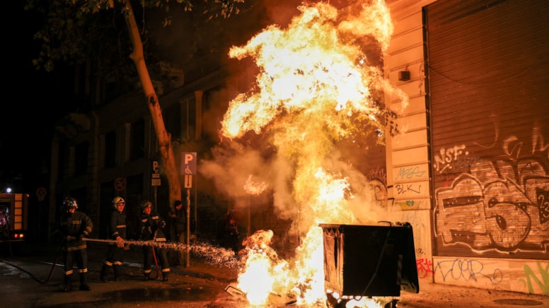 Atina’da sokaklar karıştı: Anma yürüyüşünde onlarca gözaltı