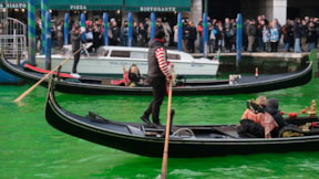 İklim aktivistleri, Büyük Kanal yeşile boyandı