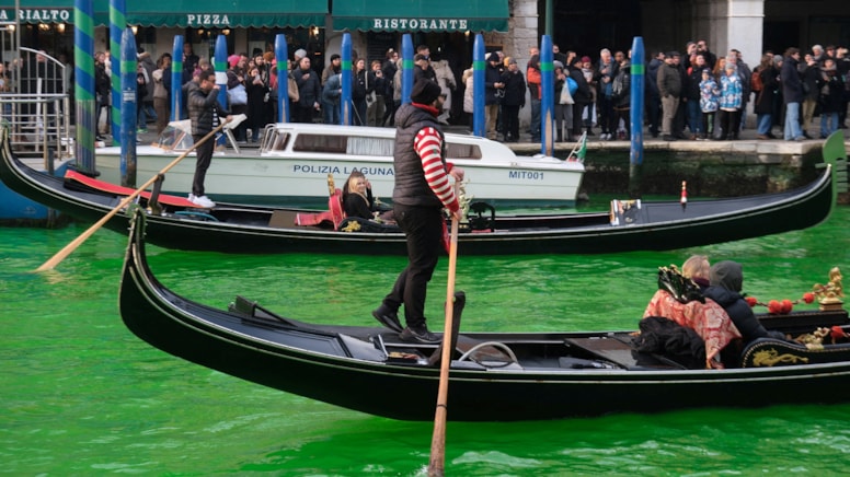 İklim aktivistleri, Büyük Kanal yeşile boyandı