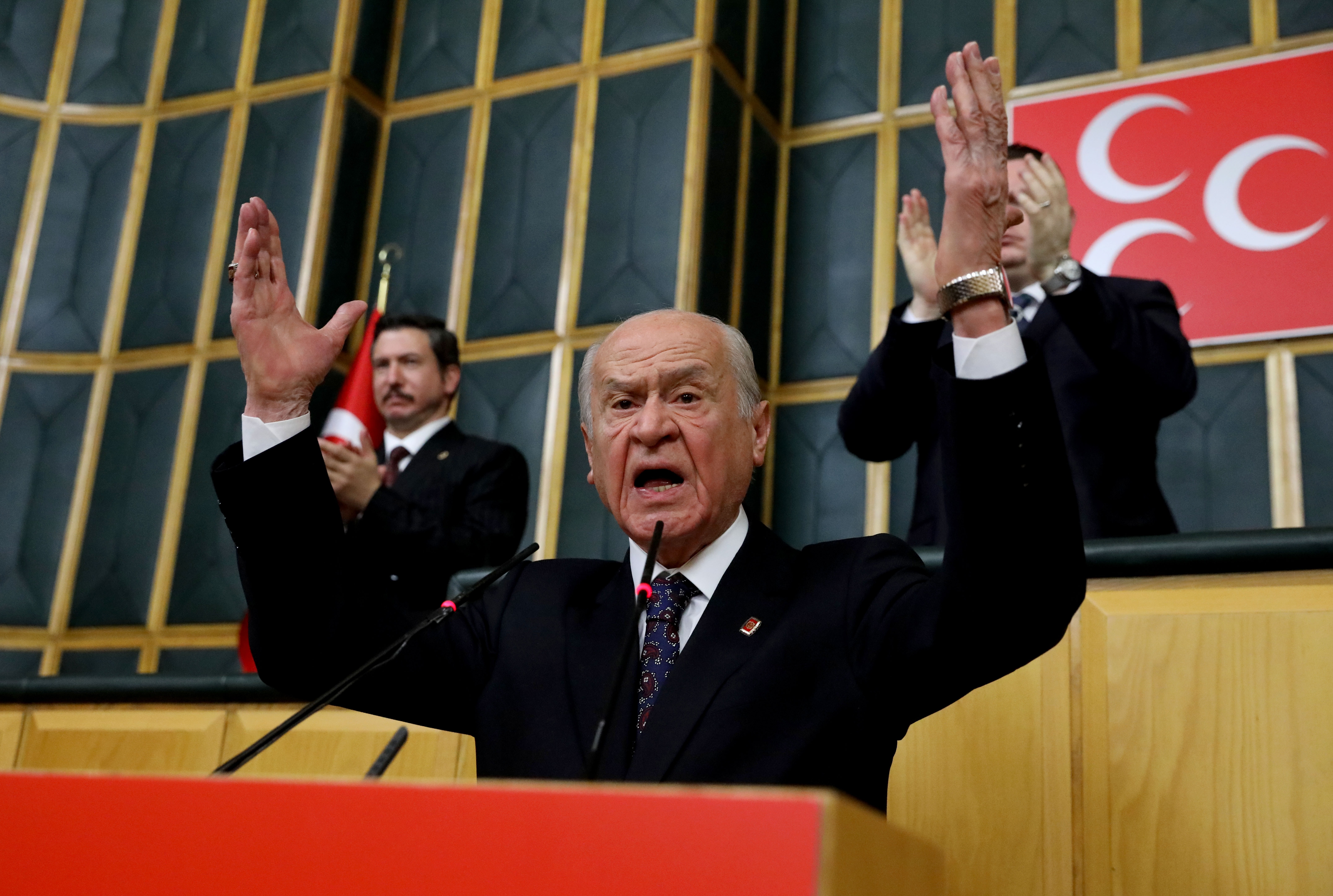 Bahçeli'den Özgür Özel'e: Sokakta bile yürüyemeyecek