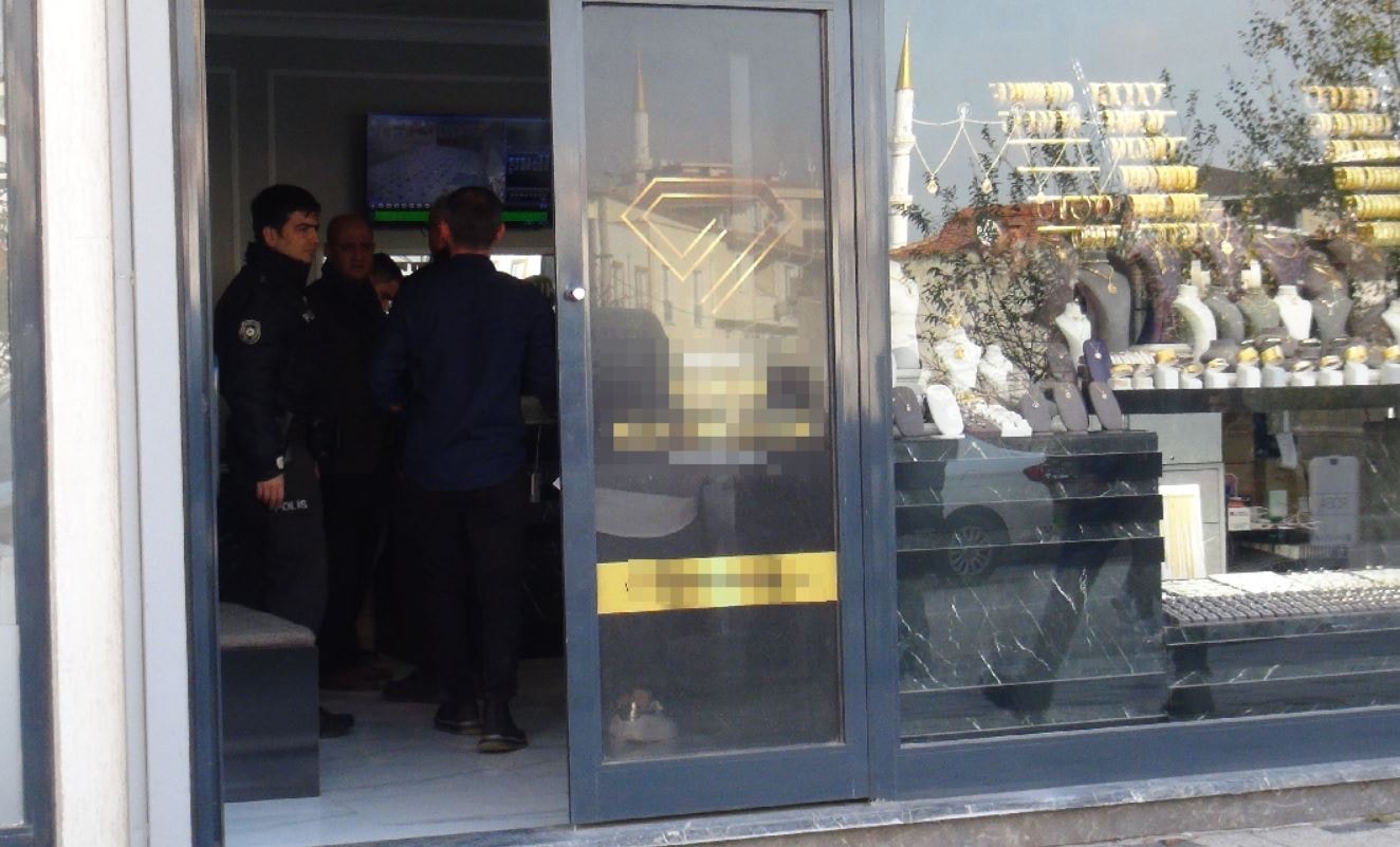 Kar maskesiyle gelip fiyat sordu, silahla dönüp soydu