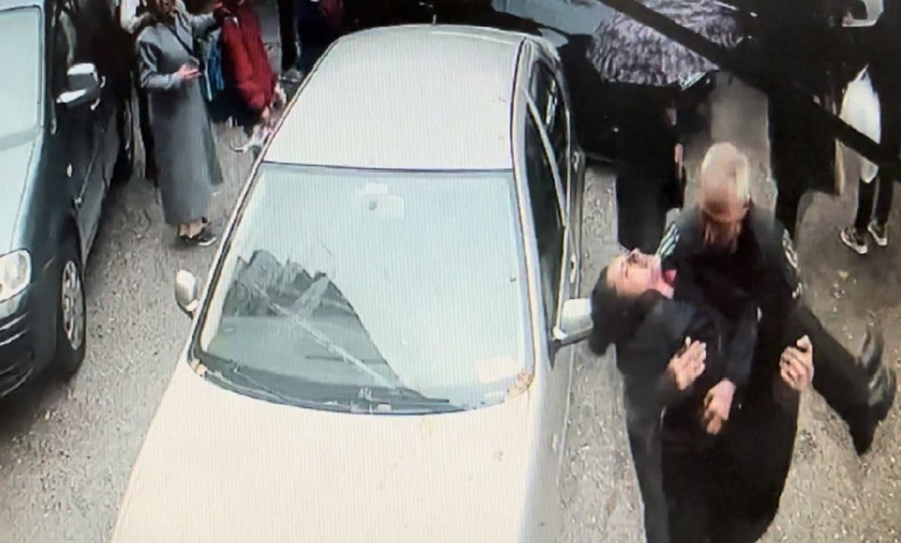 Otobüsteki kavgada biber gazı sıkan kadın ortalığı birbirine kattı