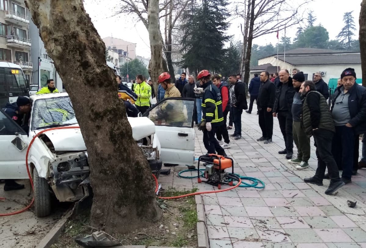 Kalp krizi geçirdi, ağaca çarpıp öldü