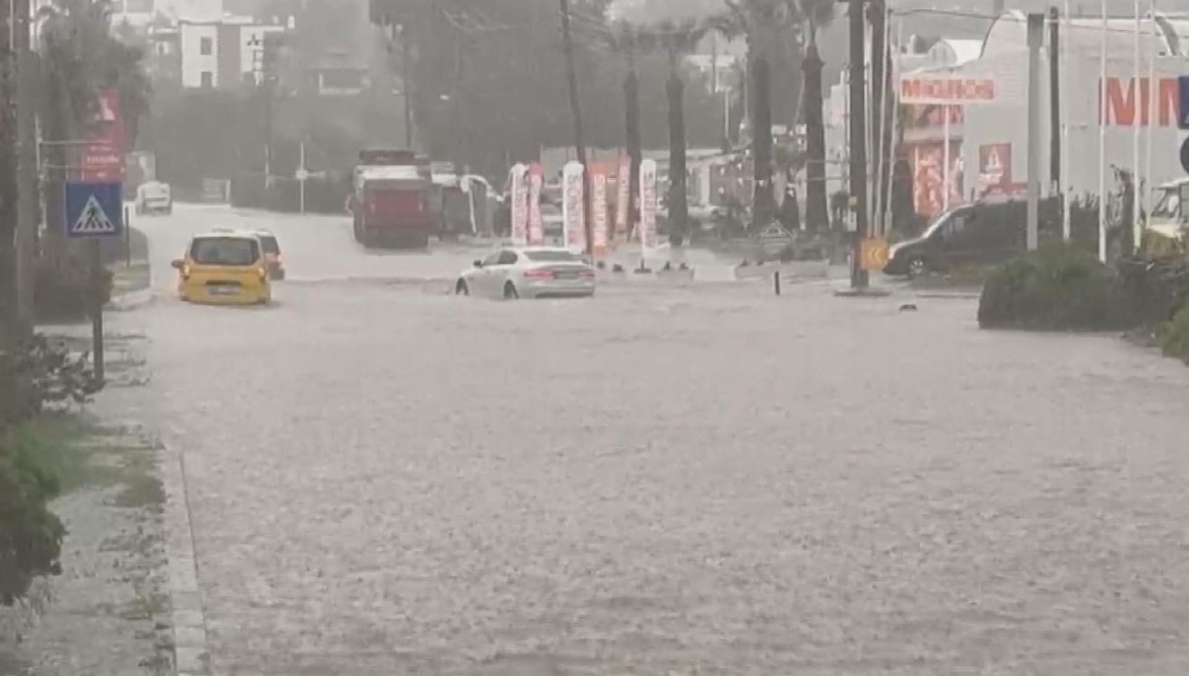 Sağanak Bodrum'u vurdu, caddeler göle döndü