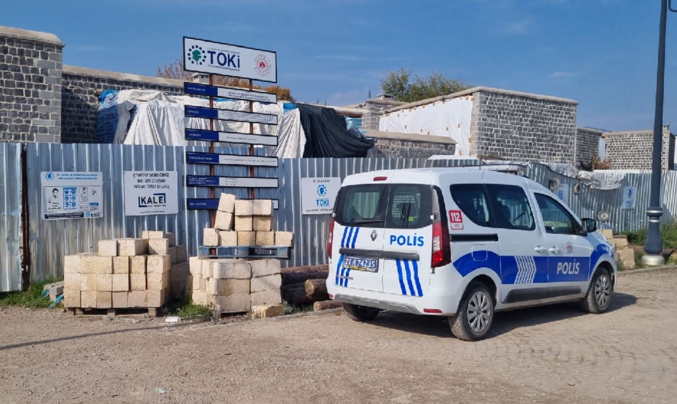 Dinlendiği sırada iskelenin altında kalan işçi öldü