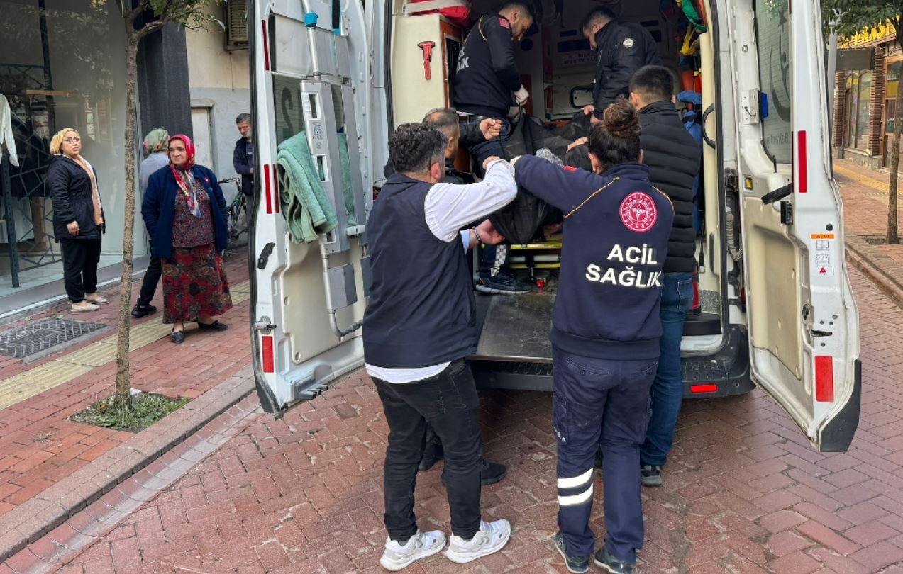 Babasıyla birlikte çalışan işçi çatıdan düşerek öldü