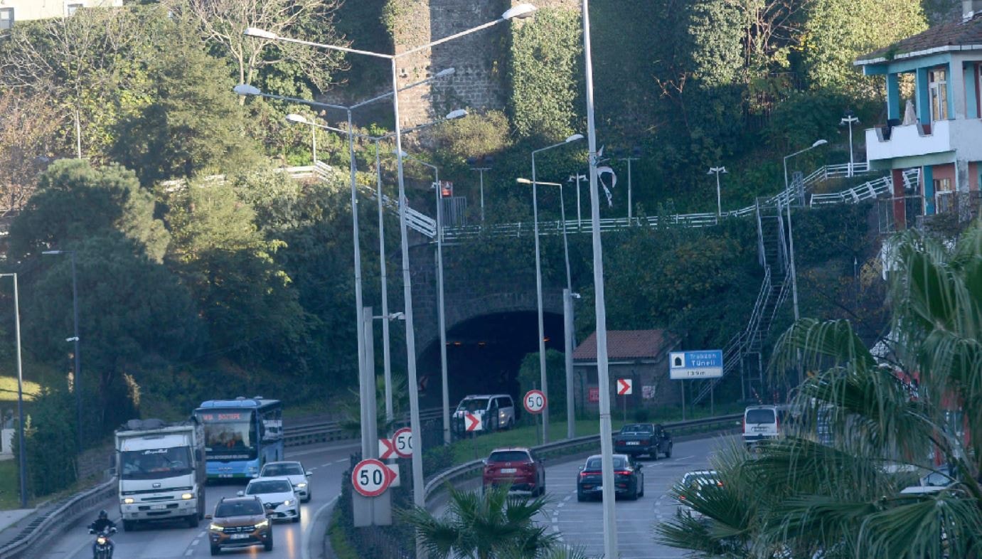 Tünelin üstünden yola düştü, kurtarılamadı