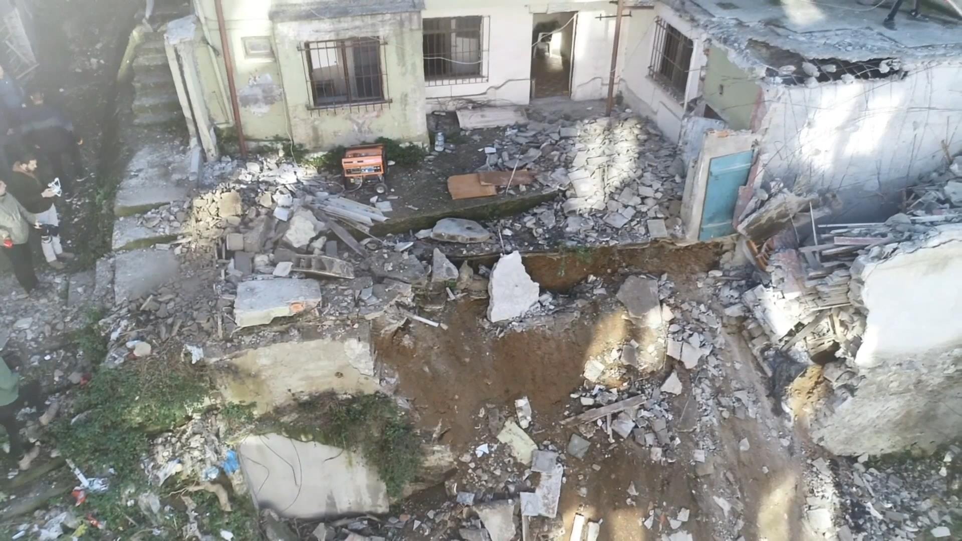 İstanbul'da faciadan dönüldü: Beton parçaları çocuk parkına düştü