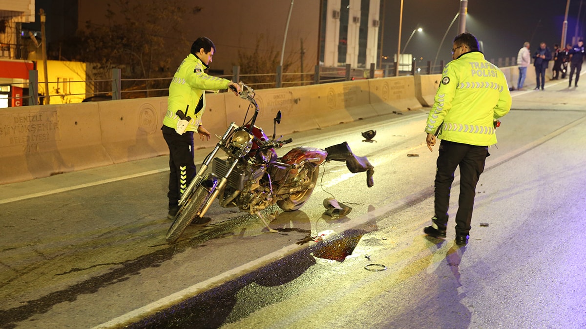 Pamukkale'de kaza: Cip çarptı, iki genç hayatını kaybetti
