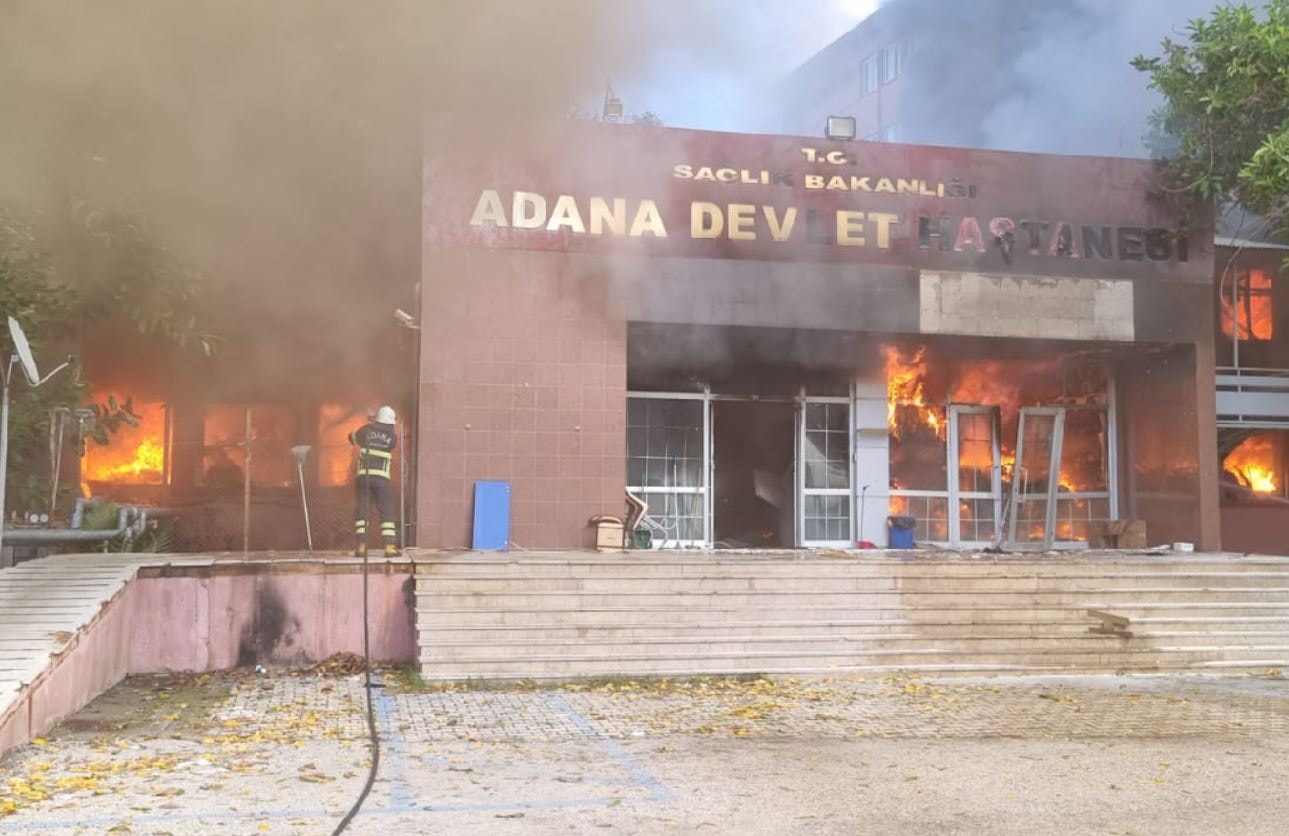 Adana'da hastane binasında yangın