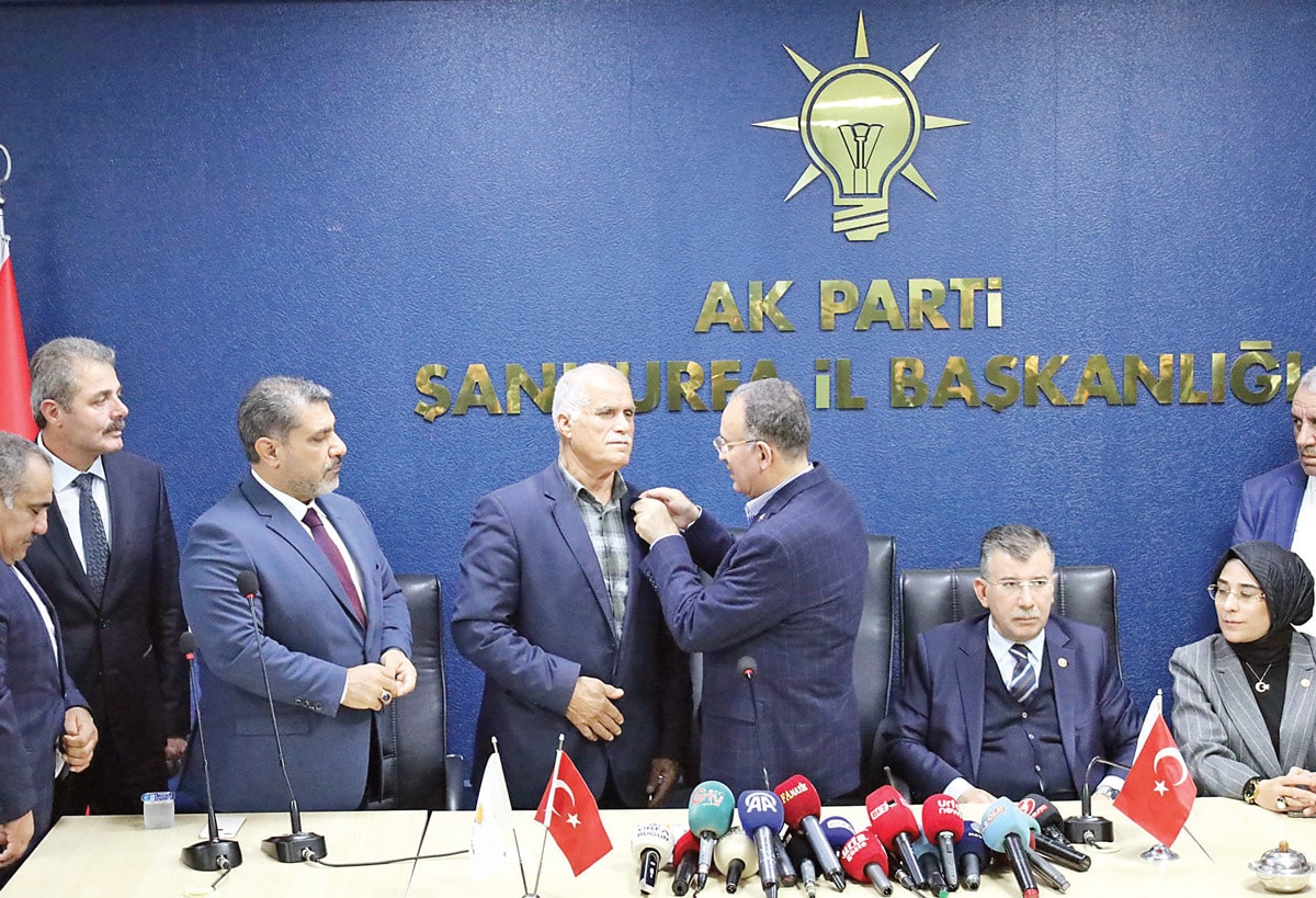 HEDEP’liler AKP’li oldu rozetlerini Bozdağ taktı