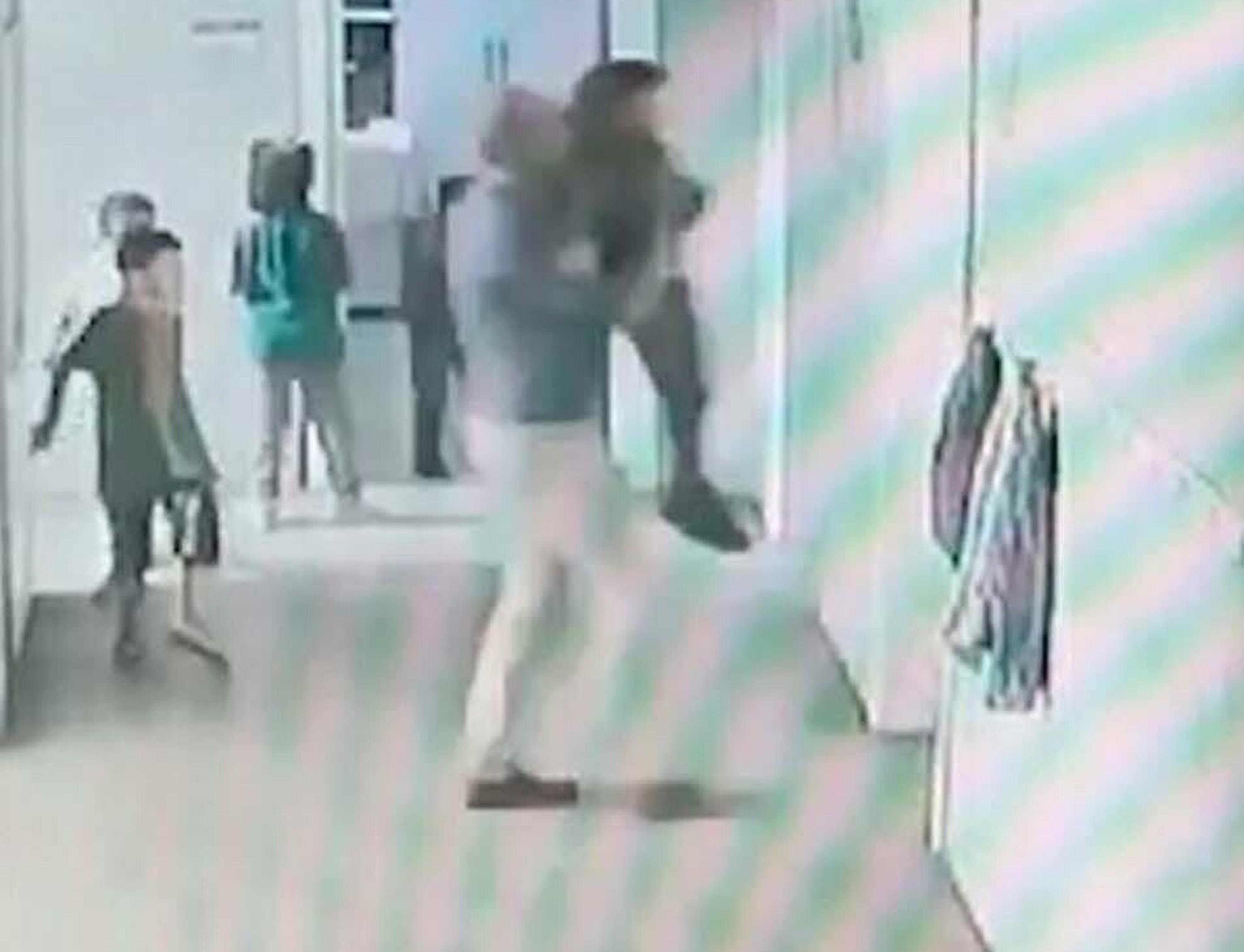 Öğrenciyi havaya kaldırıp fırlatmıştı, skandal karar