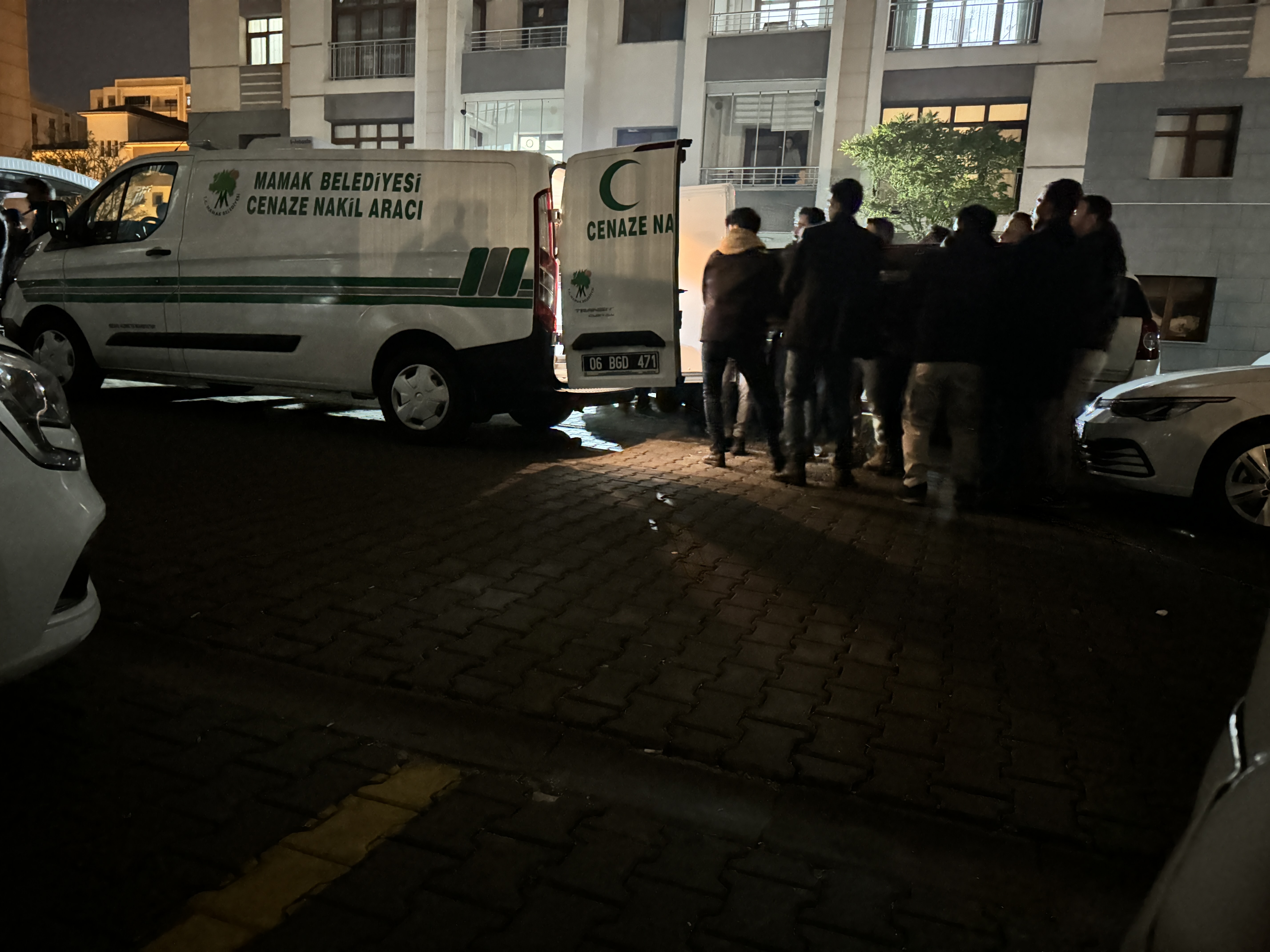 Polis memuru yere düşürdüğü silahının ateş alması sonucu hayatını kaybetti