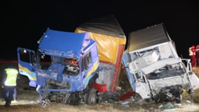 TIR ile kamyonet çarpıştı: 2 ölü, 2 yaralı