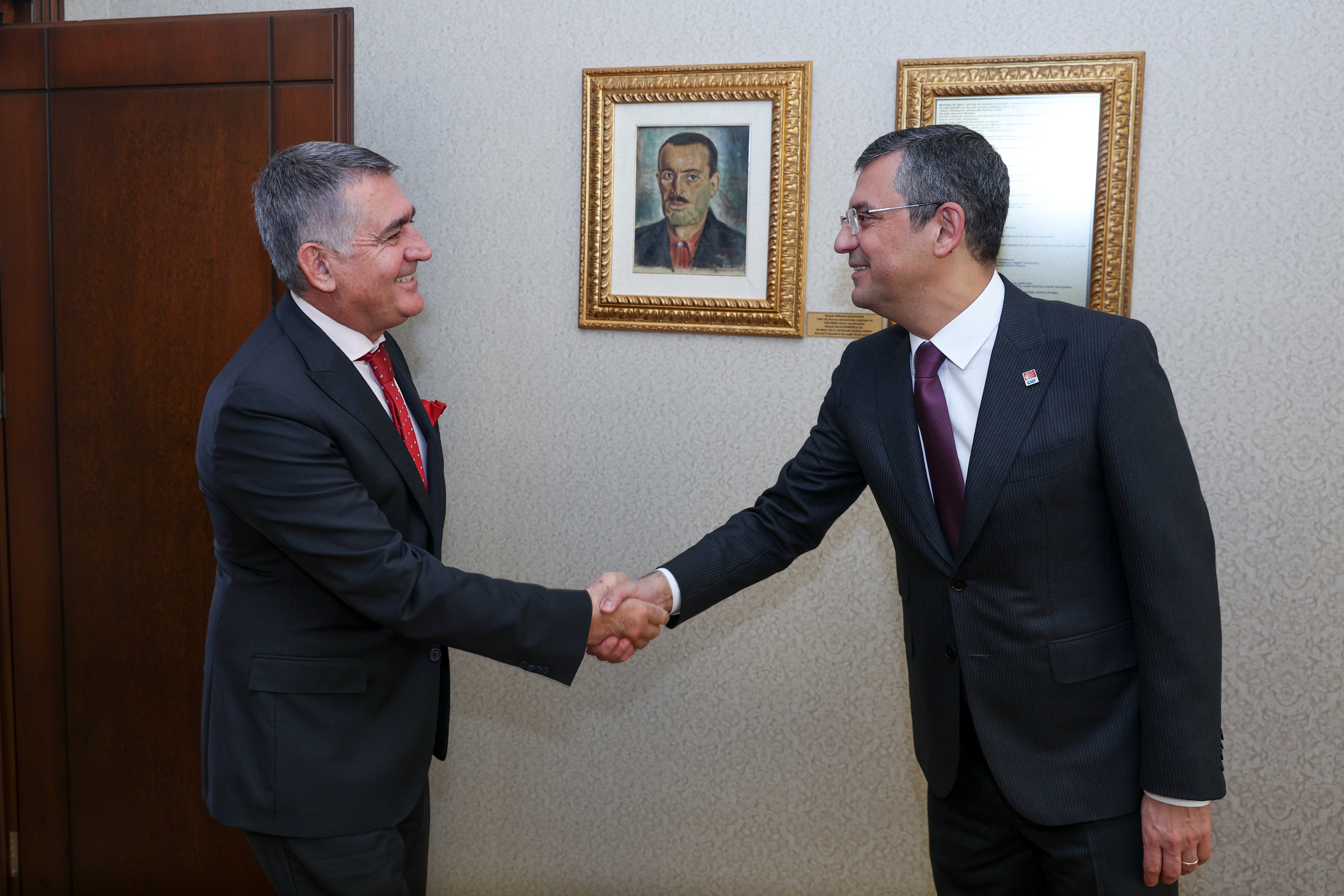 TÜSİAD Başkanı Turan, CHP Genel Başkanı Özel&#x27;i ziyaret etti