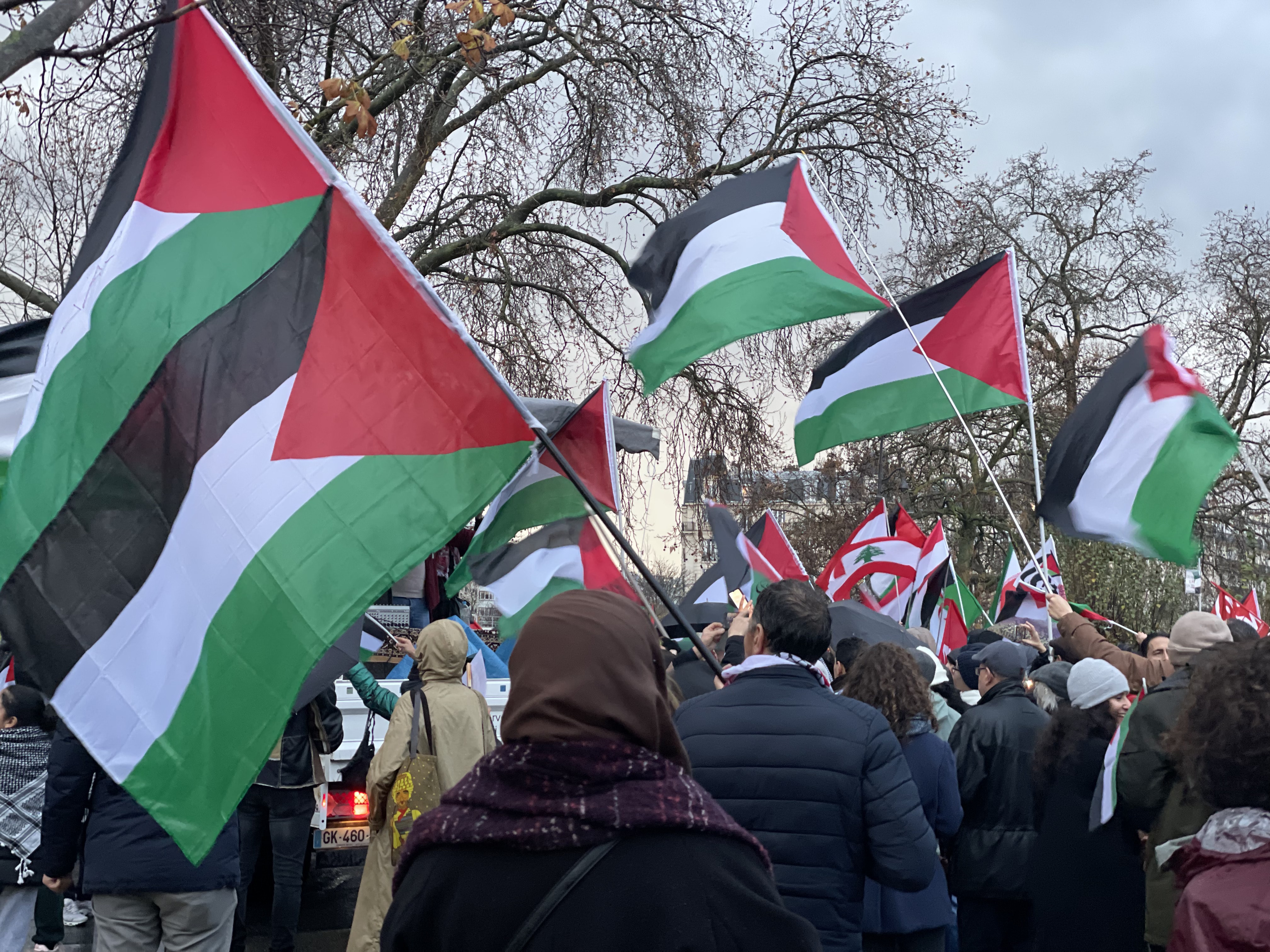 Parisliler, yağmur altında Gazze için yürüdü