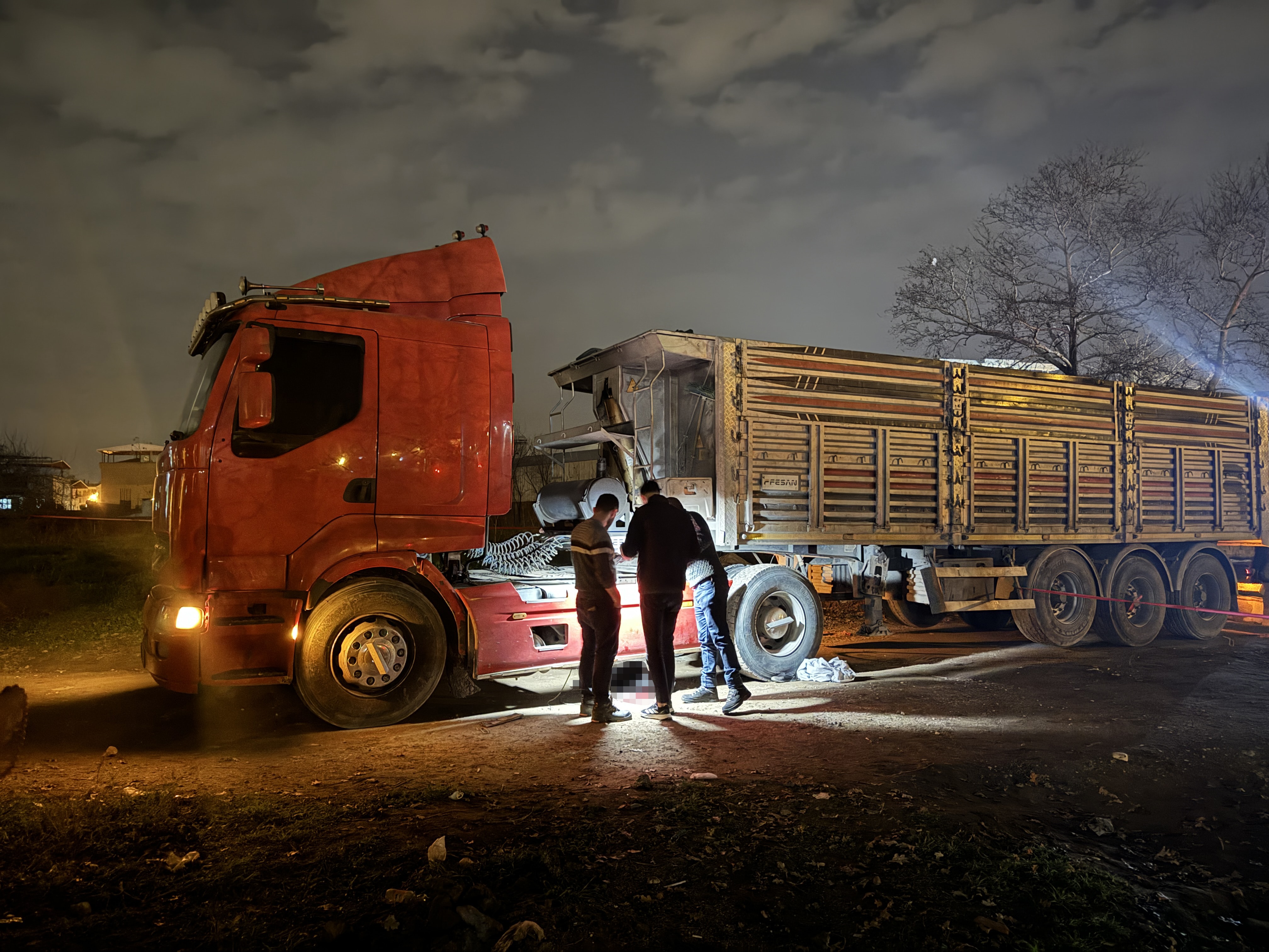 Önüne düştüğü TIR'ın altında kaldı