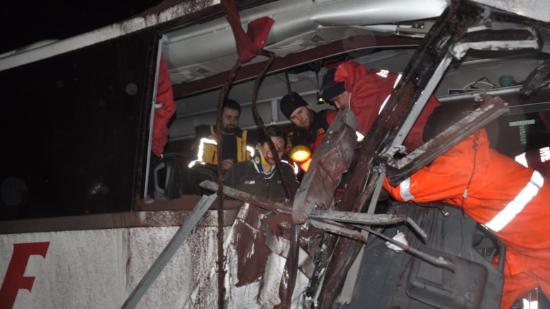 Çanakkale’de yolcu otobüsü kamyona çarptı: Yaralılar var