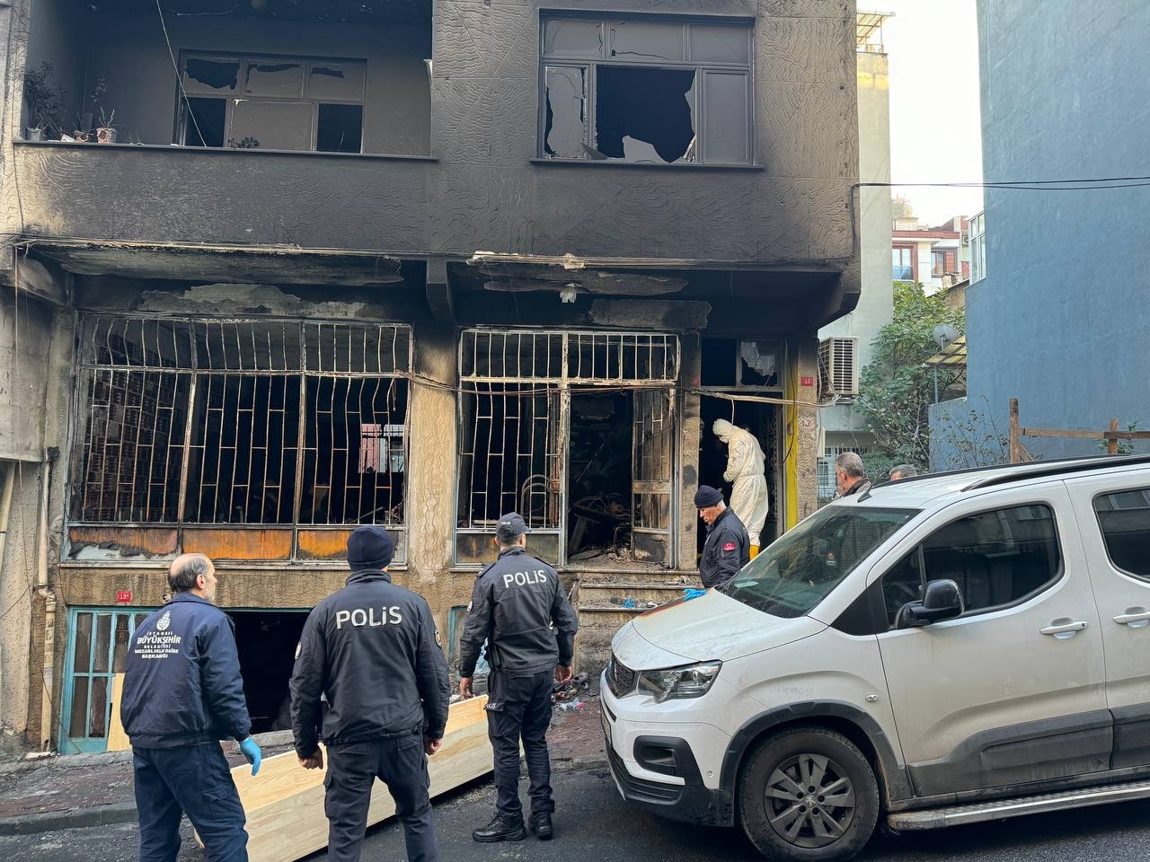 İstanbul'da yangın üst katlara sıçradı: 1 ölü 5 yaralı