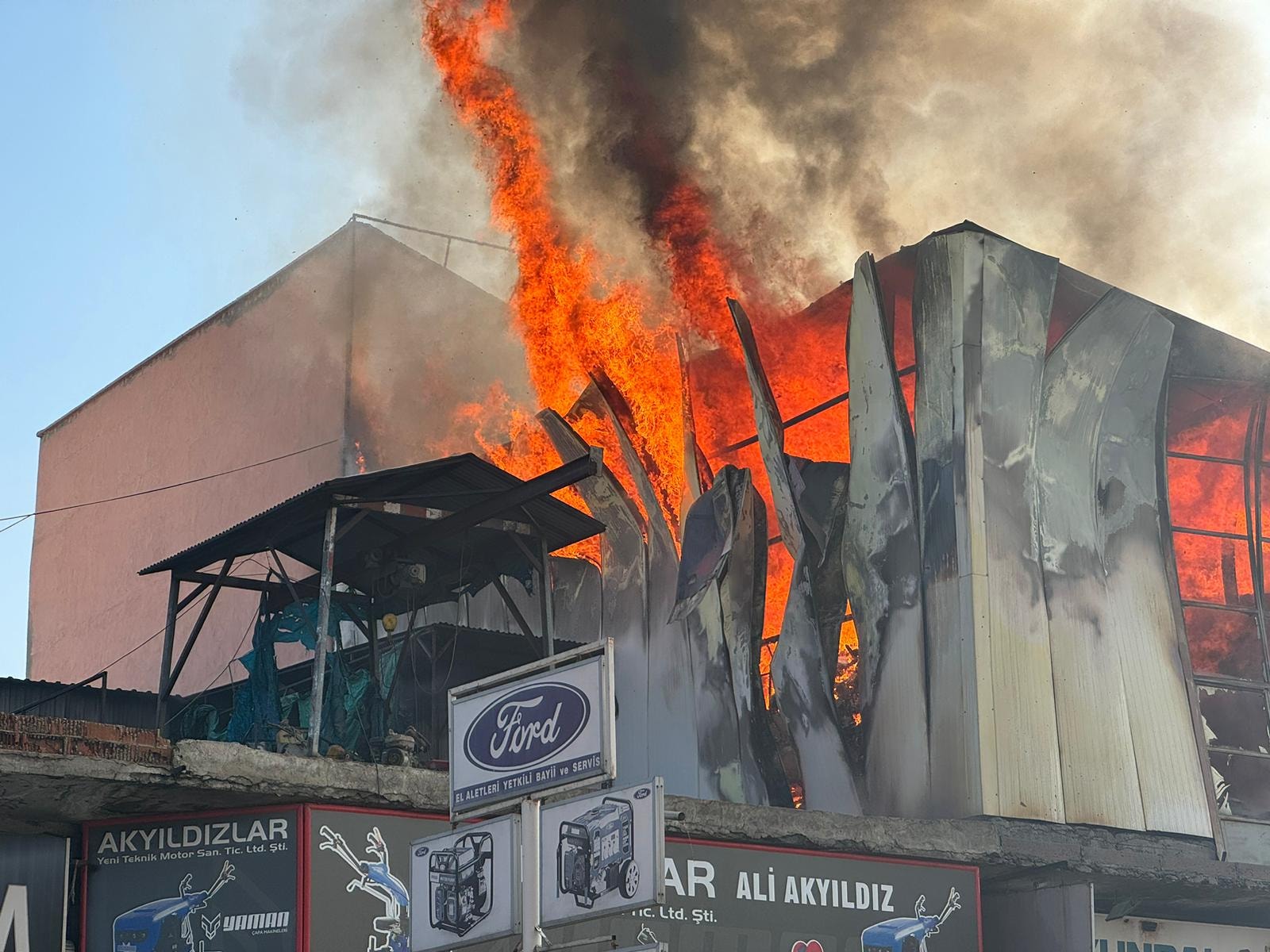 Kayseri'de sanayi sitesinde yangın... Alevler bir anda büyüdü