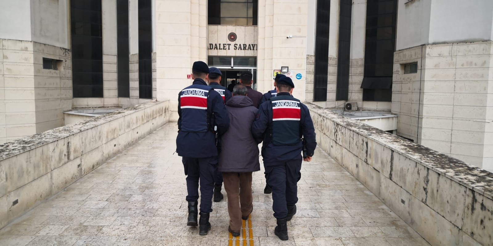 Dede ve torun, uyuşturucu satarken yakalandı